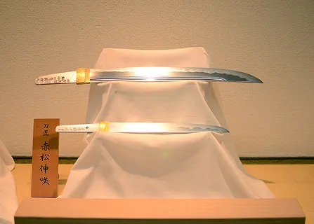 於加賀國 山口清房作之 脇指（上）<br>吉備国伸咲作之　短刀（下）